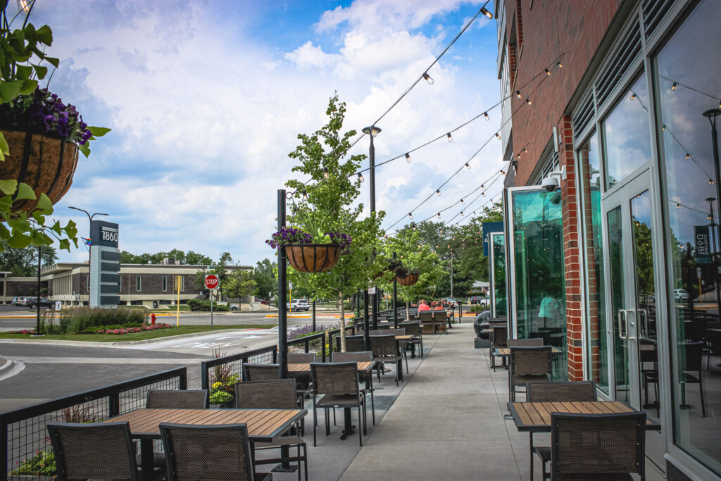 Outdoor Patio Dining Space at Fatpour Lincolnwood