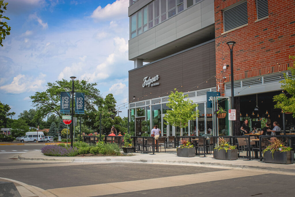 Outdoor Patio Dining Space at Fatpour Lincolnwood