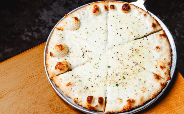 Menu 17 White Pizza at Fatpour
